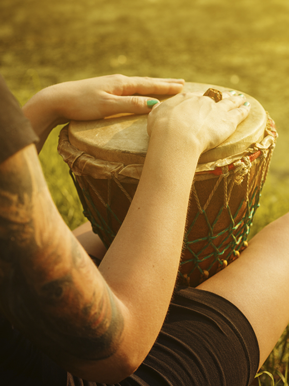 Ausschnitt einer Person, die Djembe spielt.Foto: Misha Kaminsky via iStock