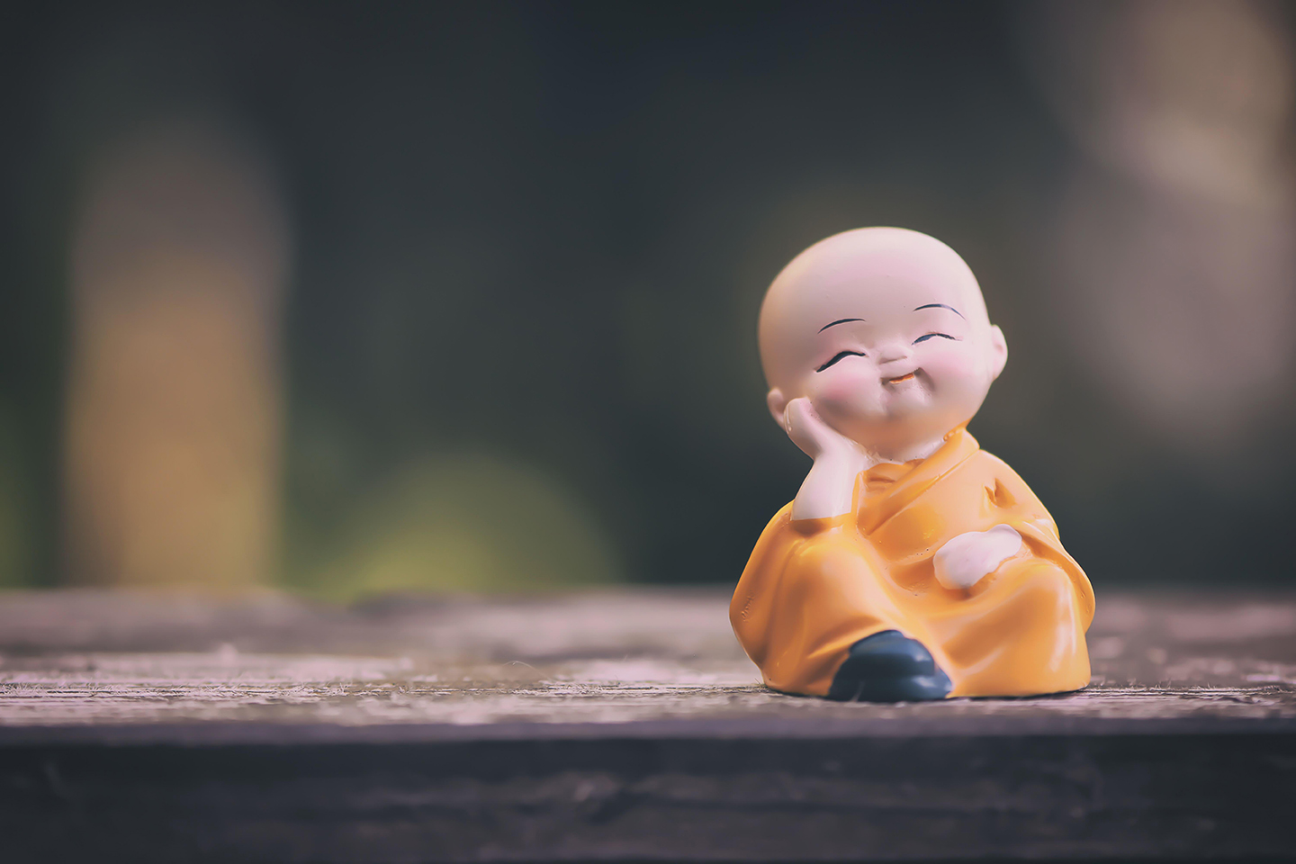Eine niedliche kleine Figur eines nachdenklichen buddhistischen Mönchs.