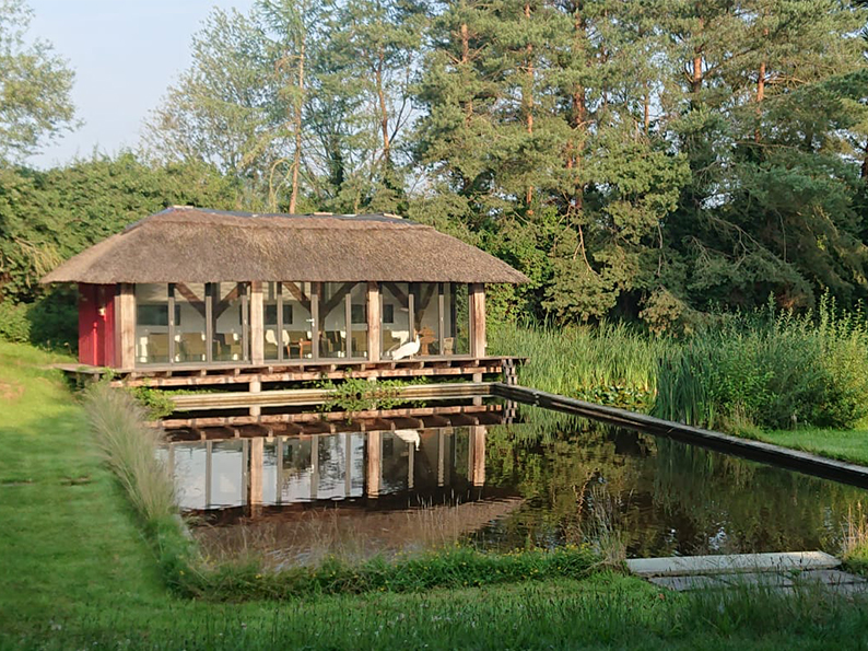 Das Teehaus mit Zenteich.